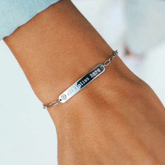 #31 💥2 for $18💥Gorgeous Silver “All Smiles Here” Bracelet! - Picture 2 of 4